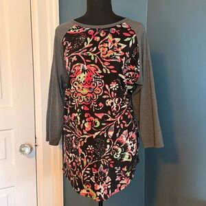 🌺 LuLaRoe Randy Baseball Tee